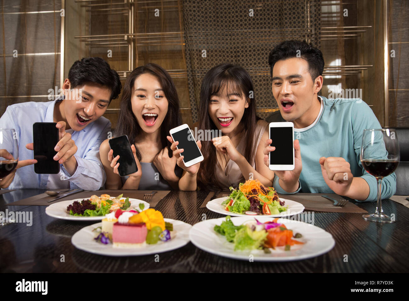 Mobile phone dinner party hi-res stock photography and images - Alamy