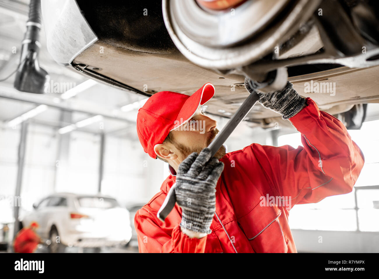 Car hoist hires stock photography and images Alamy