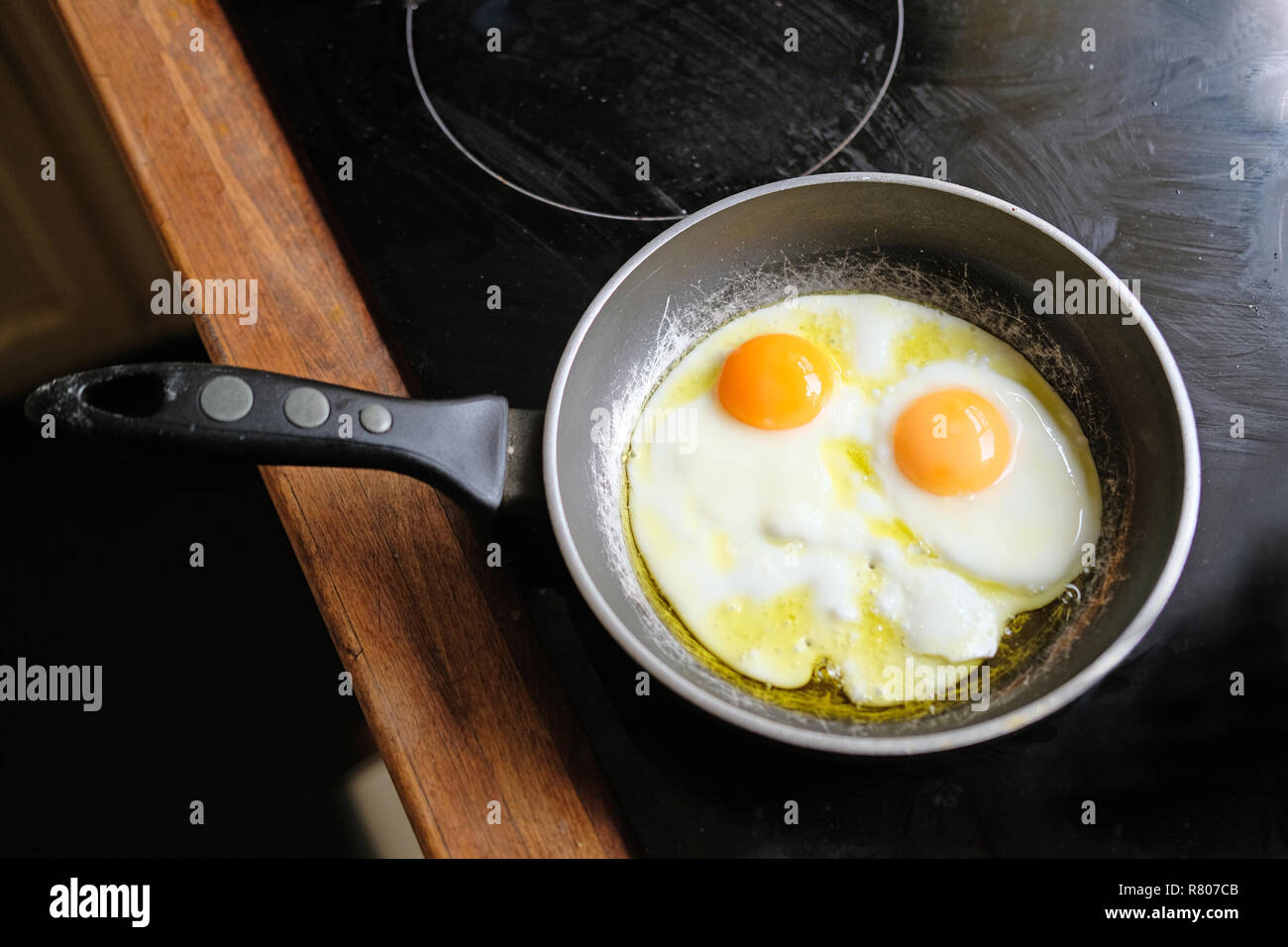 One egg frying pan hi-res stock photography and images - Alamy