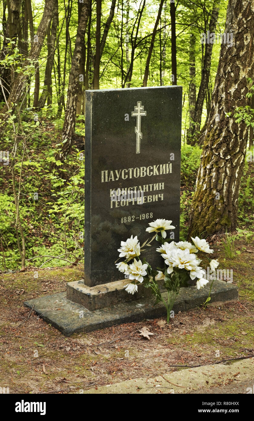 Grave of Konstantin Paustovsky in Tarusa. Russia Stock Photo