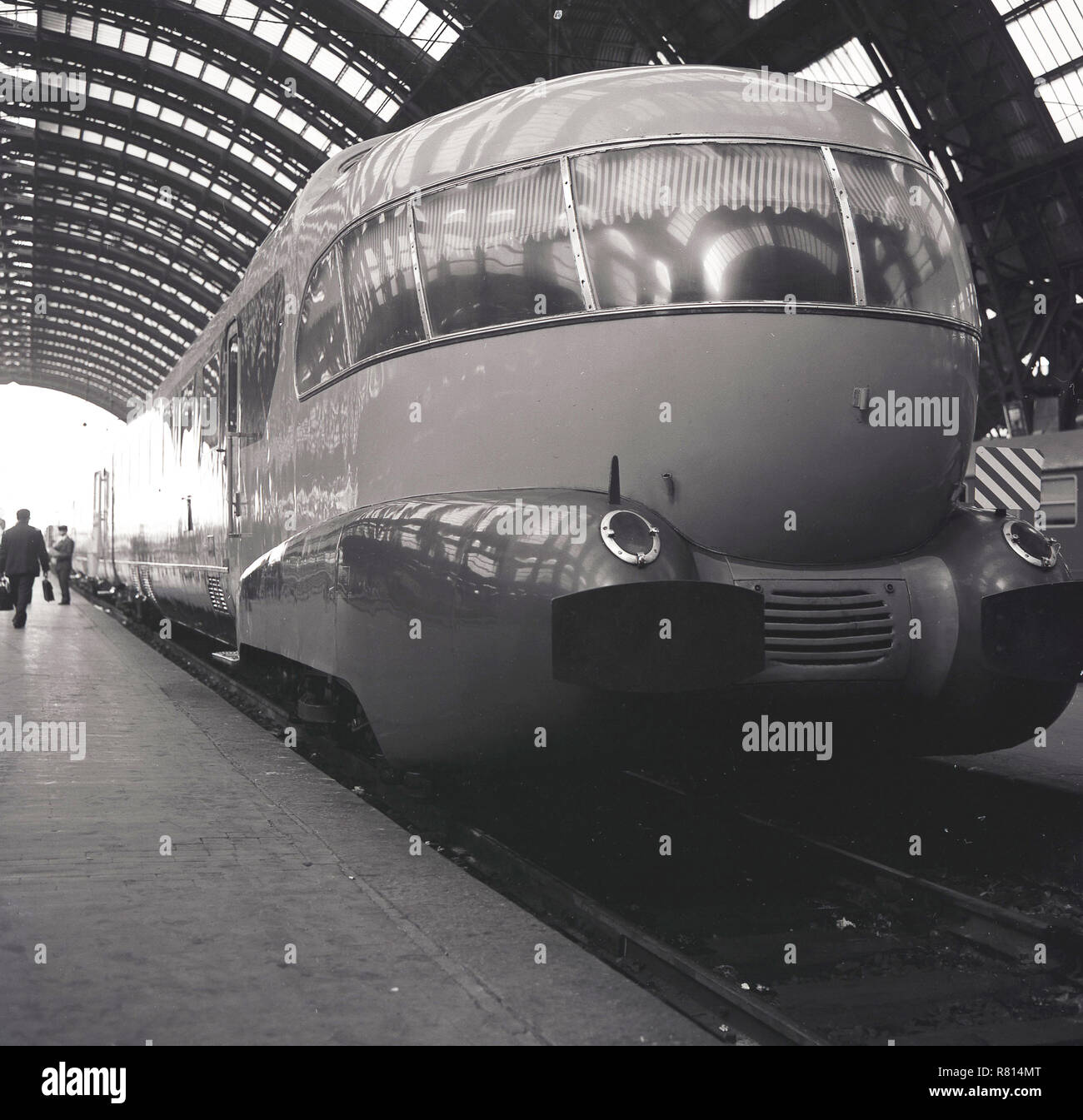 1960, historical, distinctive Italian train, the'Settebello', on a railway platform at Milan centrale station. Introduced in 1953, this high-speed express train covered the Milano-Roma route and was operated by the Italian State Railways (FS) and featured observation lounges at the front and rear of the the train. Stock Photo