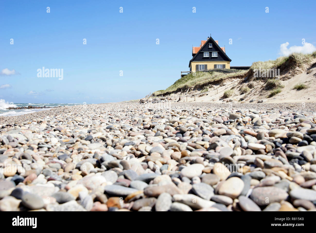 Alt Skagen, house by the sea in dune landscape, pebble beach of Gammel Skagen, Højen, Frederikshavn municipality, Nordjylland Stock Photo