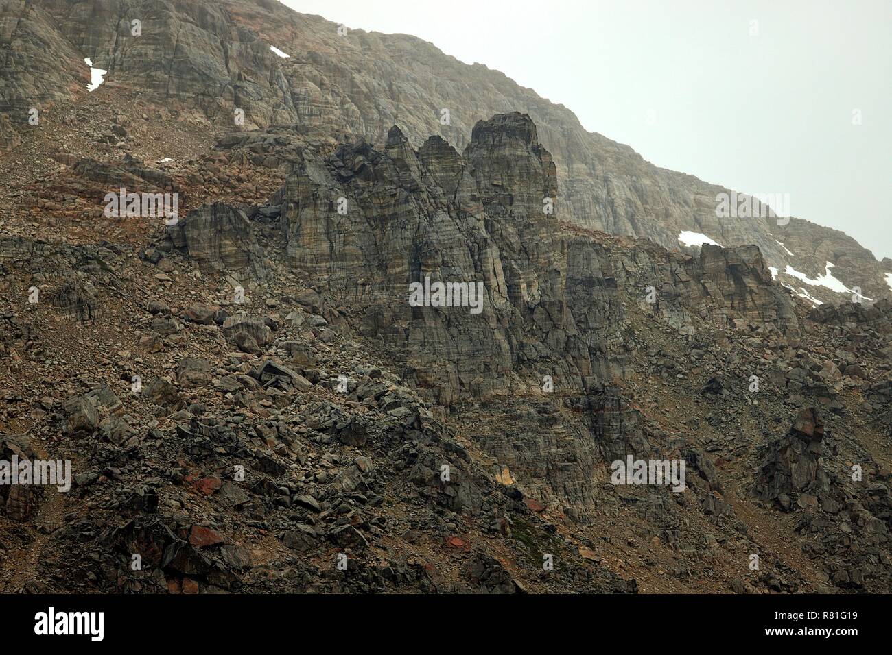 Grönland Christian Sund: tief gestaffelte Felsen, teils verwittert. Stock Photo