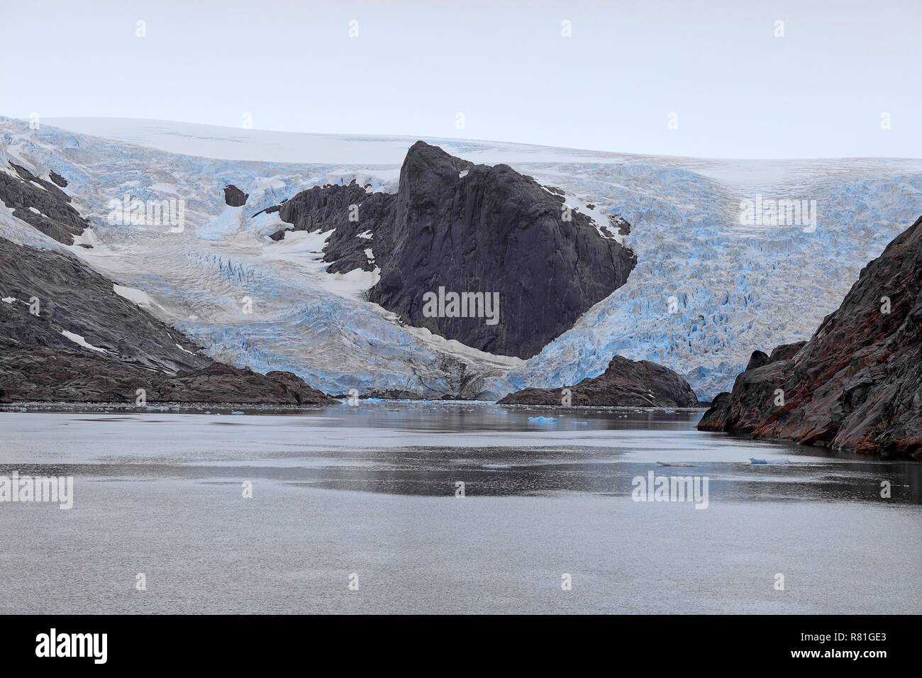 Grönland Prinz Christian Sund: Wie ein Fels in der Brandung teilt diese Klippe die Gletscherzunge. Stock Photo