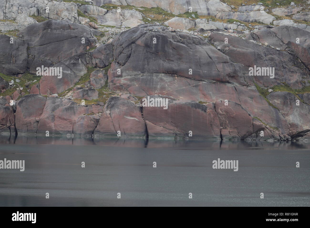 Grönland Prinz Christian Sund Dieser glatte, rote Felsen fällt senkrecht zum Wasser ab. Stock Photo