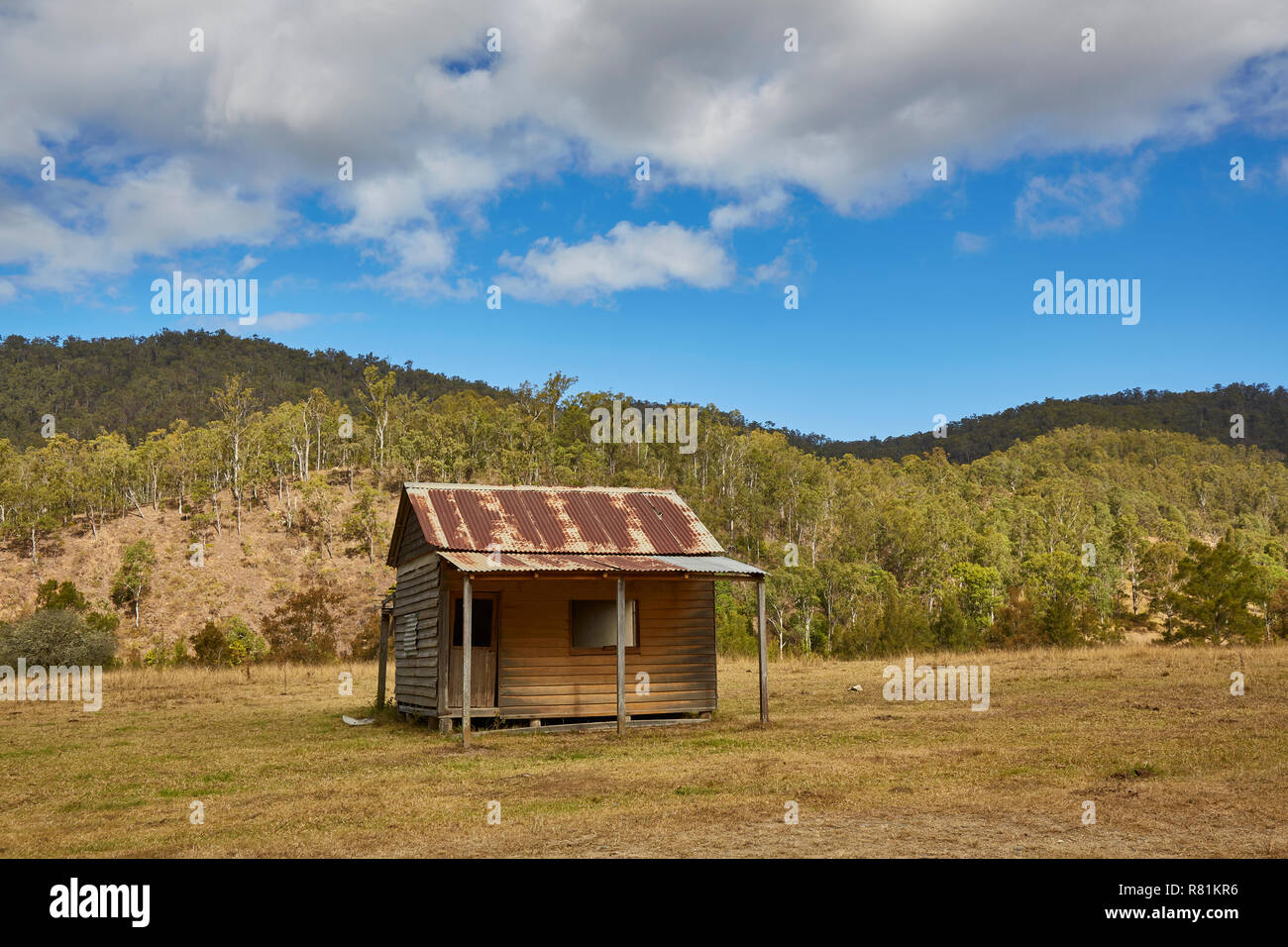 An old homestead made from tin in the outback in Clarence Country surrounded by mountains and trees, New South Wales, Australia Stock Photo