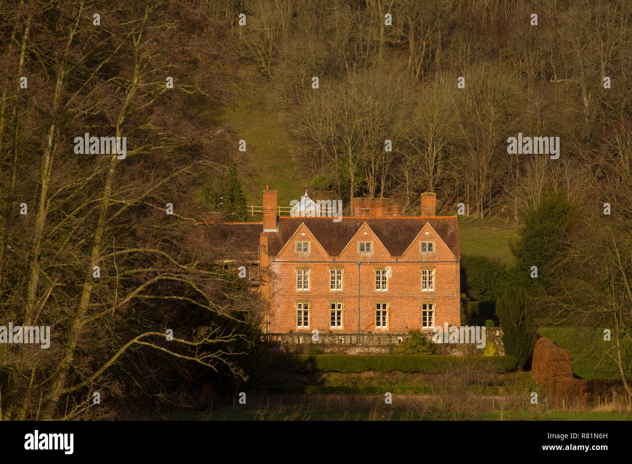 Historic Hardwick House on the bank of The Thames between Whitchurchon