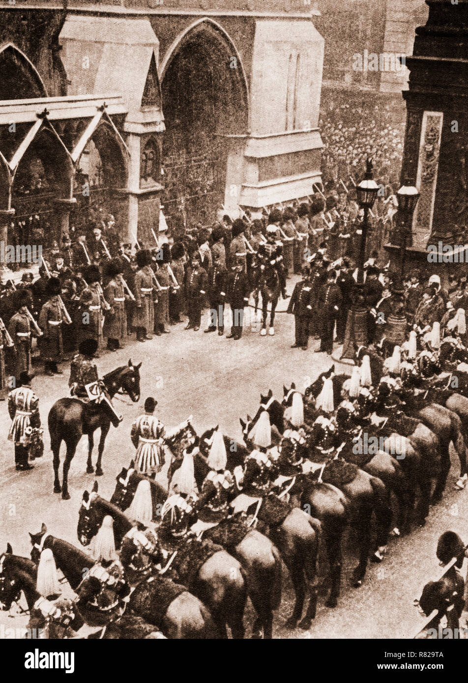 Temple Bar, London on May 9th, 1910, the day George V was proclaimed King. According to ancient customs the heralds must obtain the Lord Mayors permission before they can enter the City of London. It appears the the mayor is sovereign in the city and can forbid anyone (including the king) from entering. Stock Photo