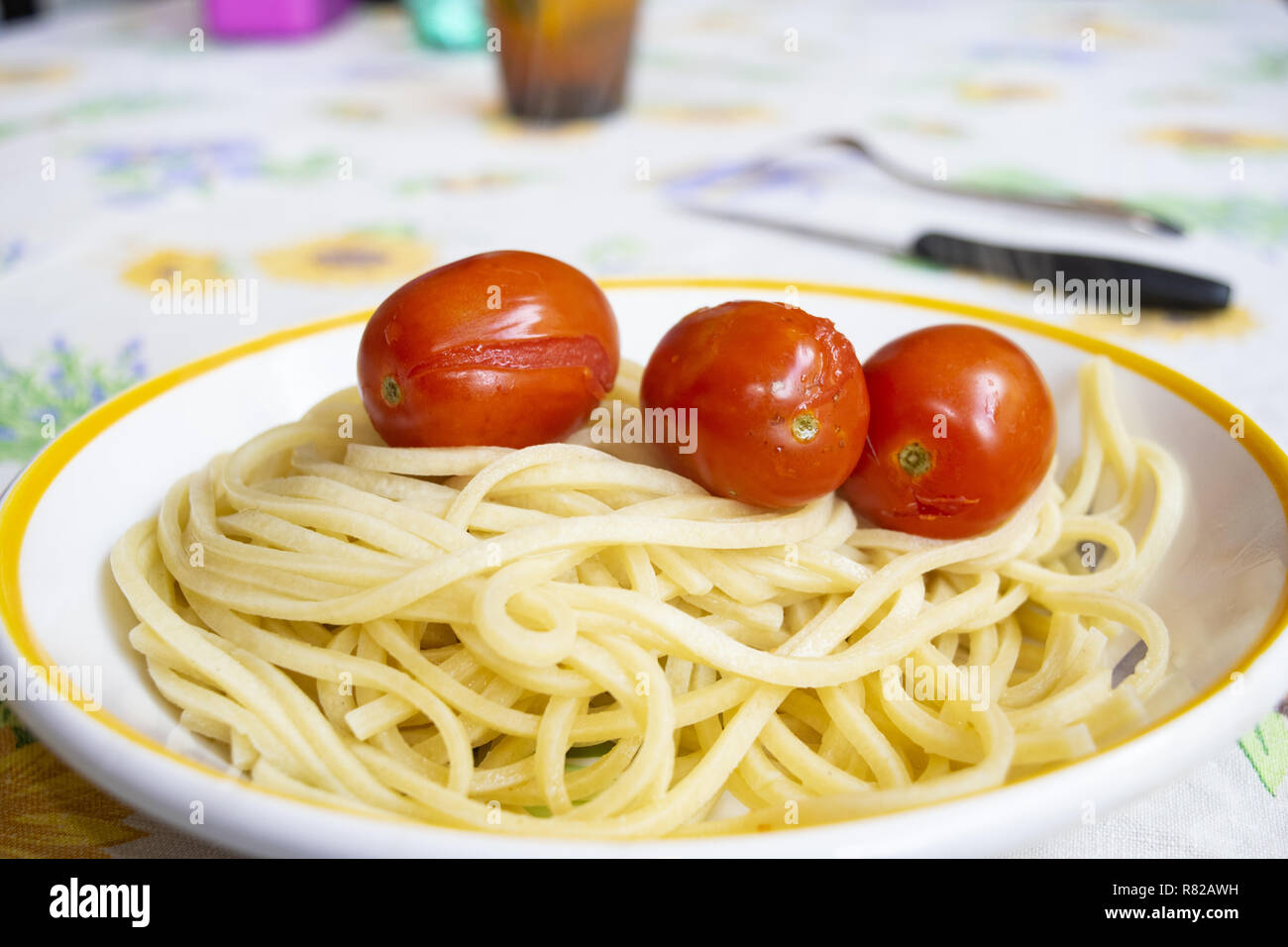 guitar spaghetti with fresh cherry tomatoes Stock Photo Alamy