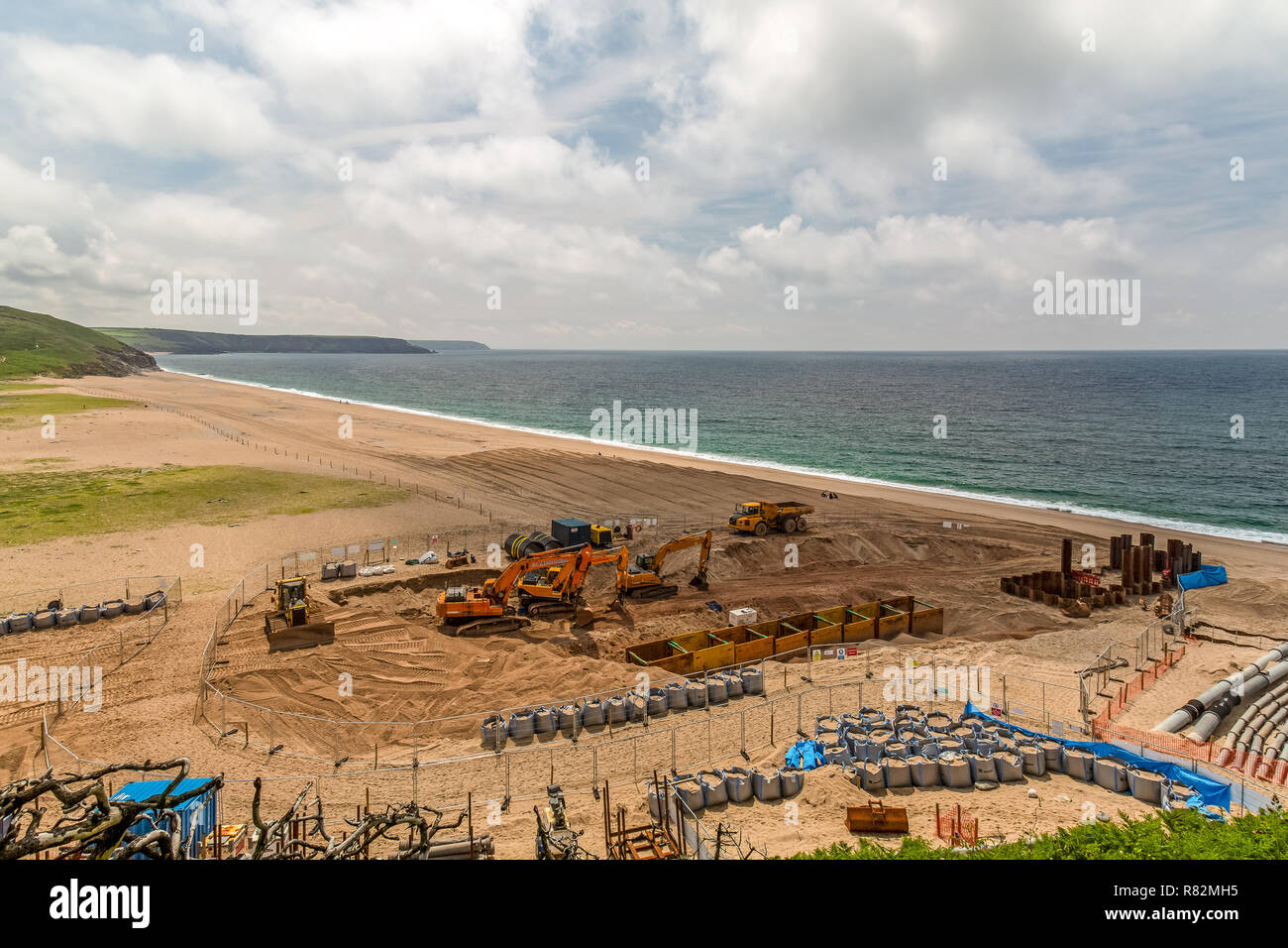 Emergency Overpumping Operations for the tunnel that discharges water flow from Loe Pool to the sea, just south of Porthleven in Cornwall, England. Stock Photo