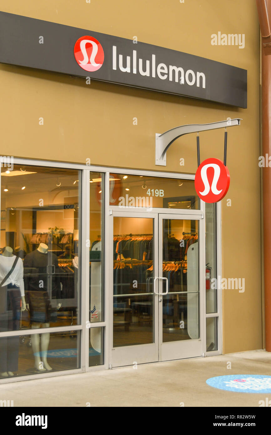 Lululemon store front hi-res stock photography and images - Alamy