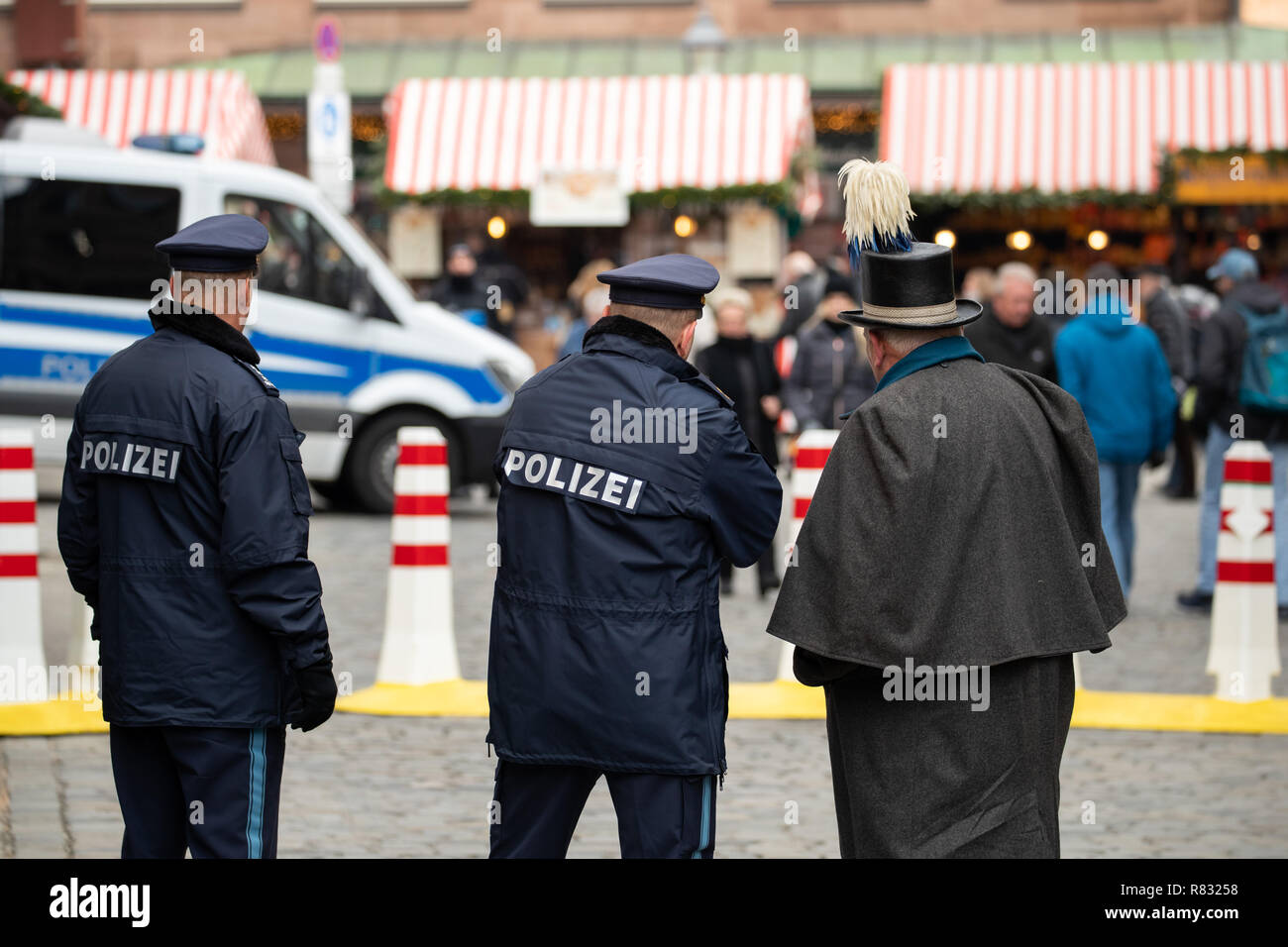 Nuremberg, Germany. 12 December 2018, Bavaria, Nürnberg: At Nuremberg's Christkindlesmarkt, policemen talk to a coachman from the old stagecoach at an access area. Photo: Daniel Karmann/dpa Credit: dpa picture alliance/Alamy Live News Stock Photo