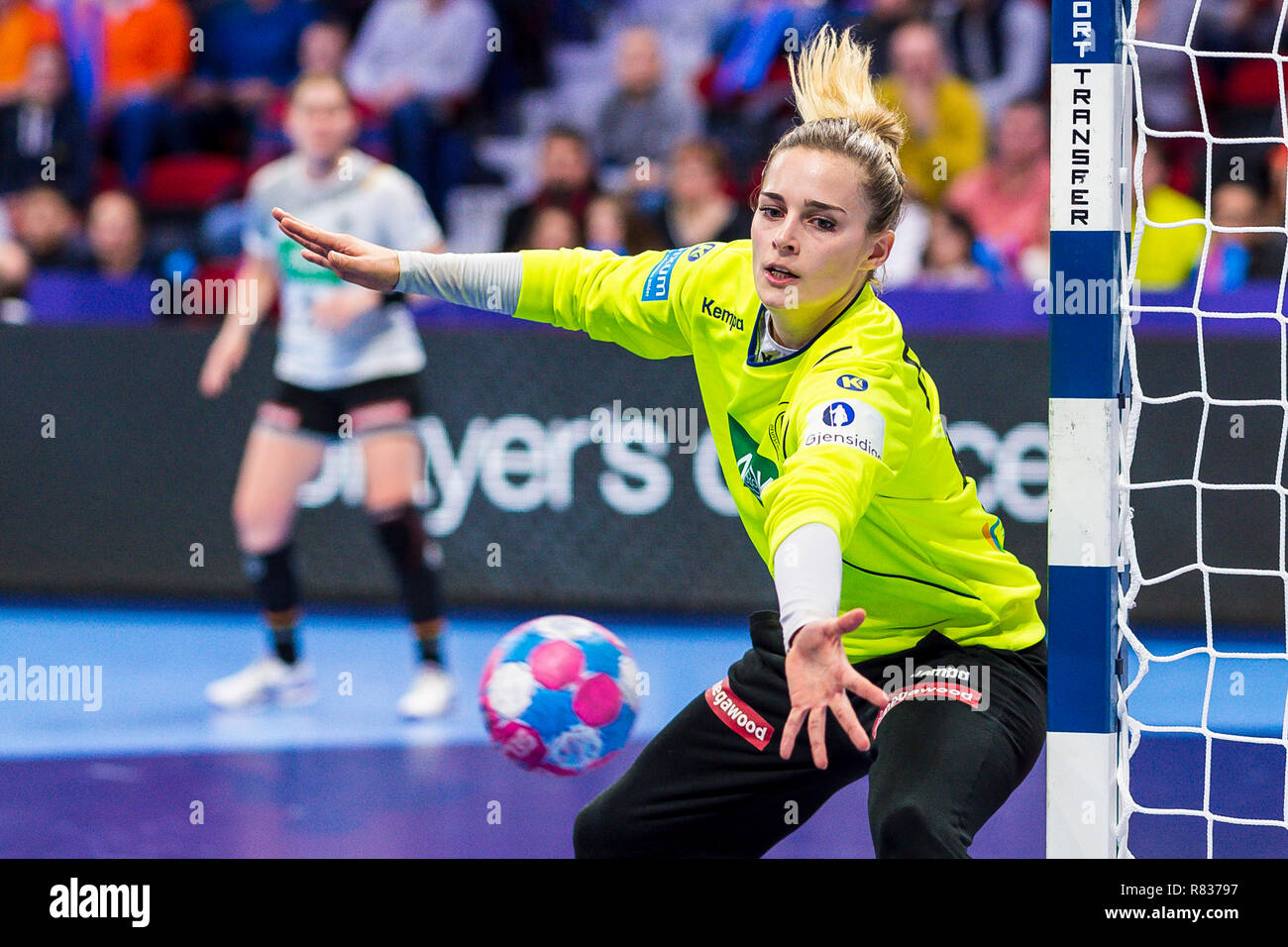 12 December 2018, France (France), Nancy: Handball, women: EM, Netherlands - Germany Main Round, Group 2, 3rd Matchday at the Palais des Sports. Goalkeeper Dinah Eckerle (Germany ) in action. Photo: Marco Wolf/wolf-sportfoto/dpa Stock Photo