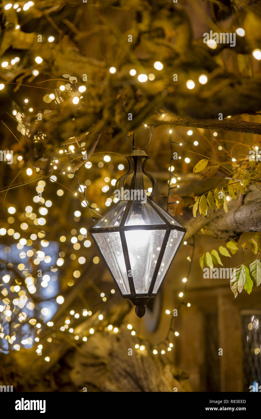 https://c8.alamy.com/comp/R83EED/street-lamps-and-christmas-fairy-lights-outside-broadway-shops-at-night-broadway-cotswolds-worcestershire-england-R83EED.jpg