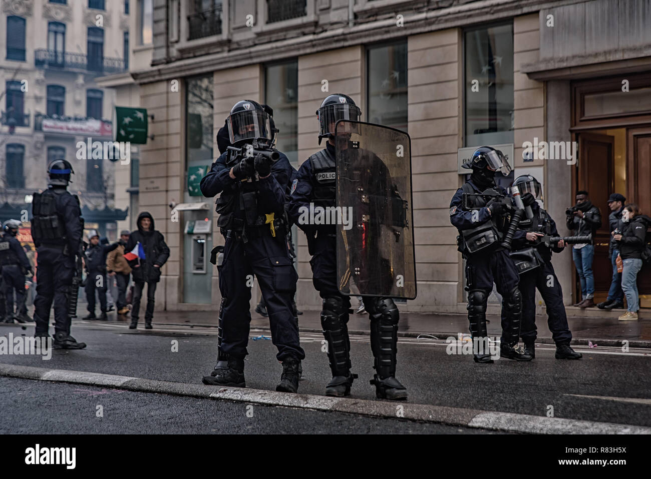 Gilets Jaunes Des Champs Elysées à Bastille Les Images De