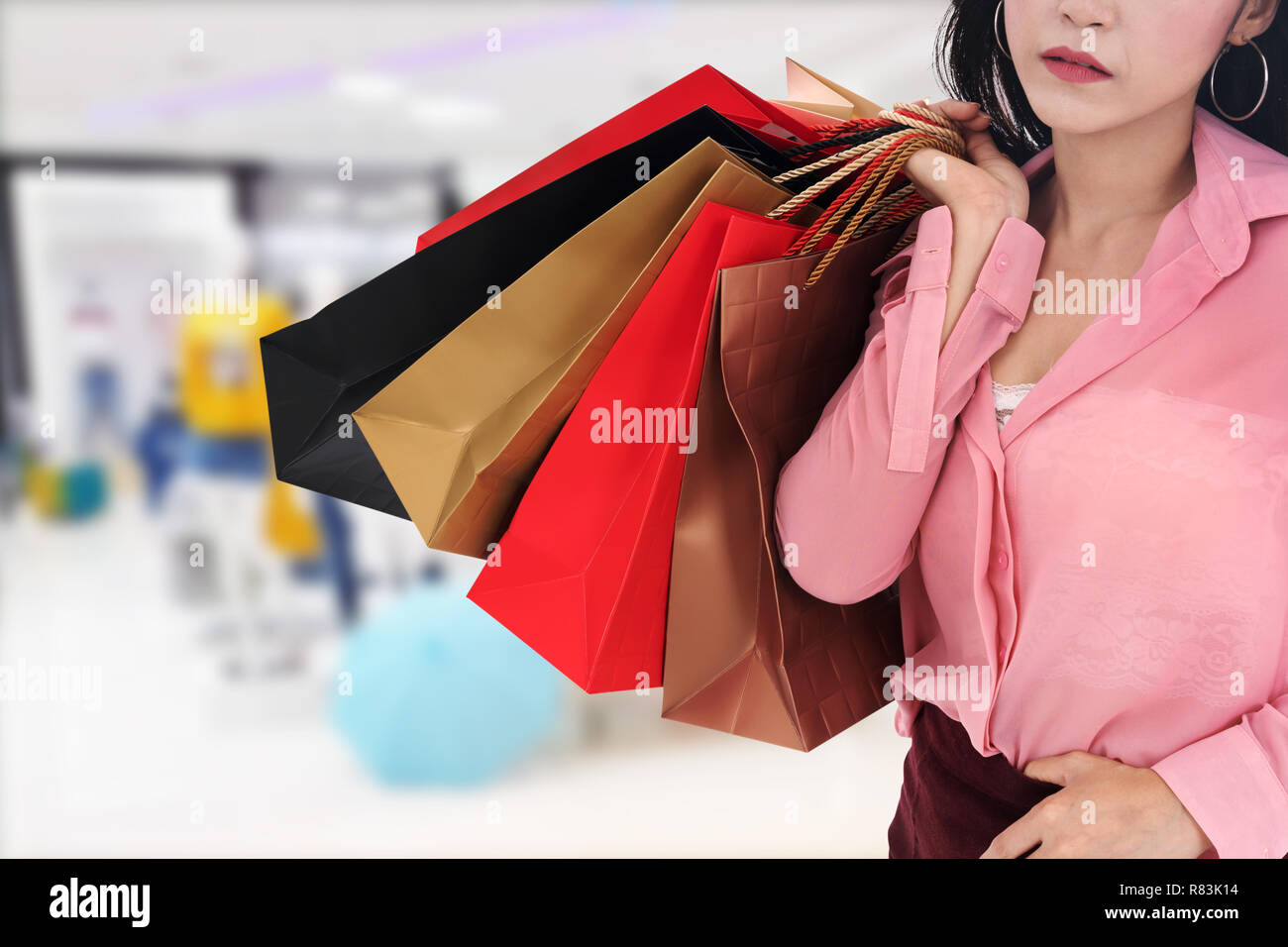 woman holding shopping bag at the mall Stock Photo - Alamy
