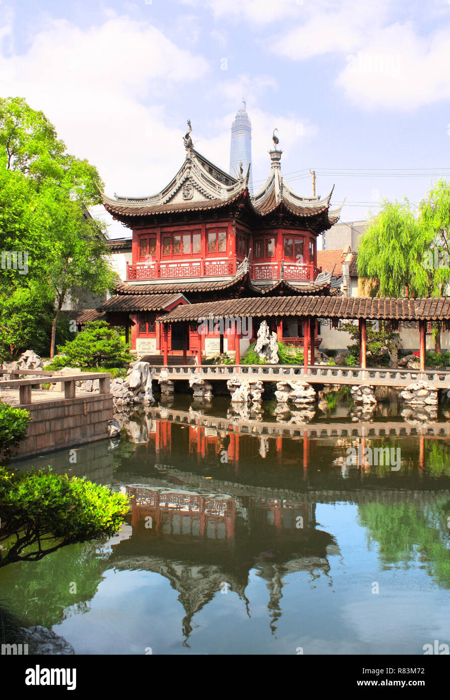 Pavilion and pond in Yu Yuan Gardens, Shanghai, China Stock Photo