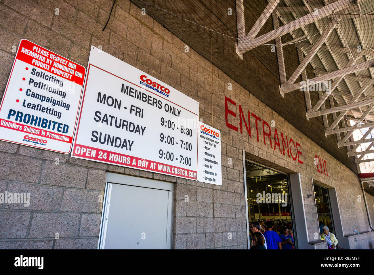 August 6, 2018 Mountain View / CA / USA - Entrance / Exit to one of the Costco Wholesale supermarkets in south San Francisco bay area; stores hours di Stock Photo