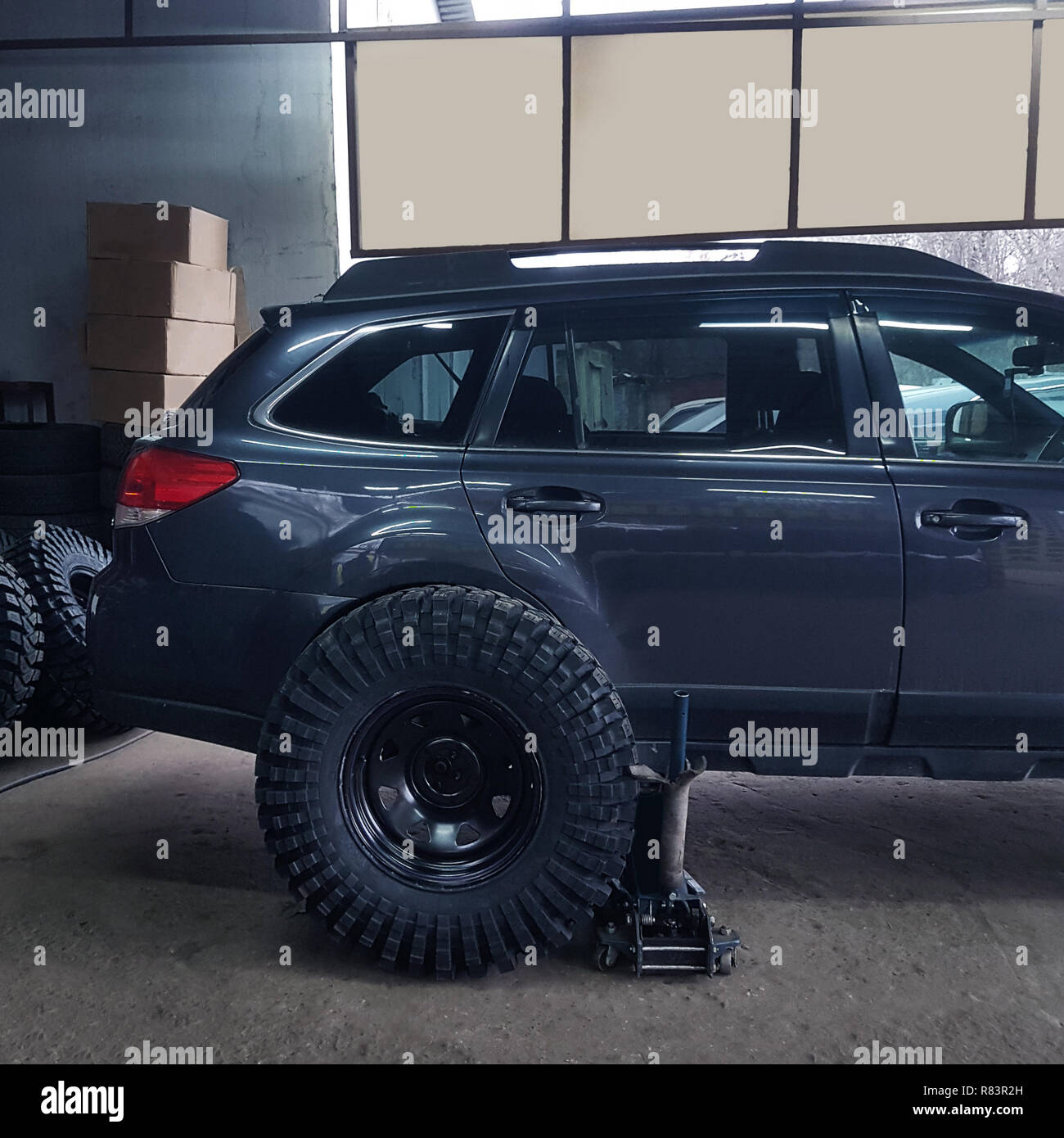 View of Auto Service. Car Tire Replacement and Maintenance Stock Photo - Alamy