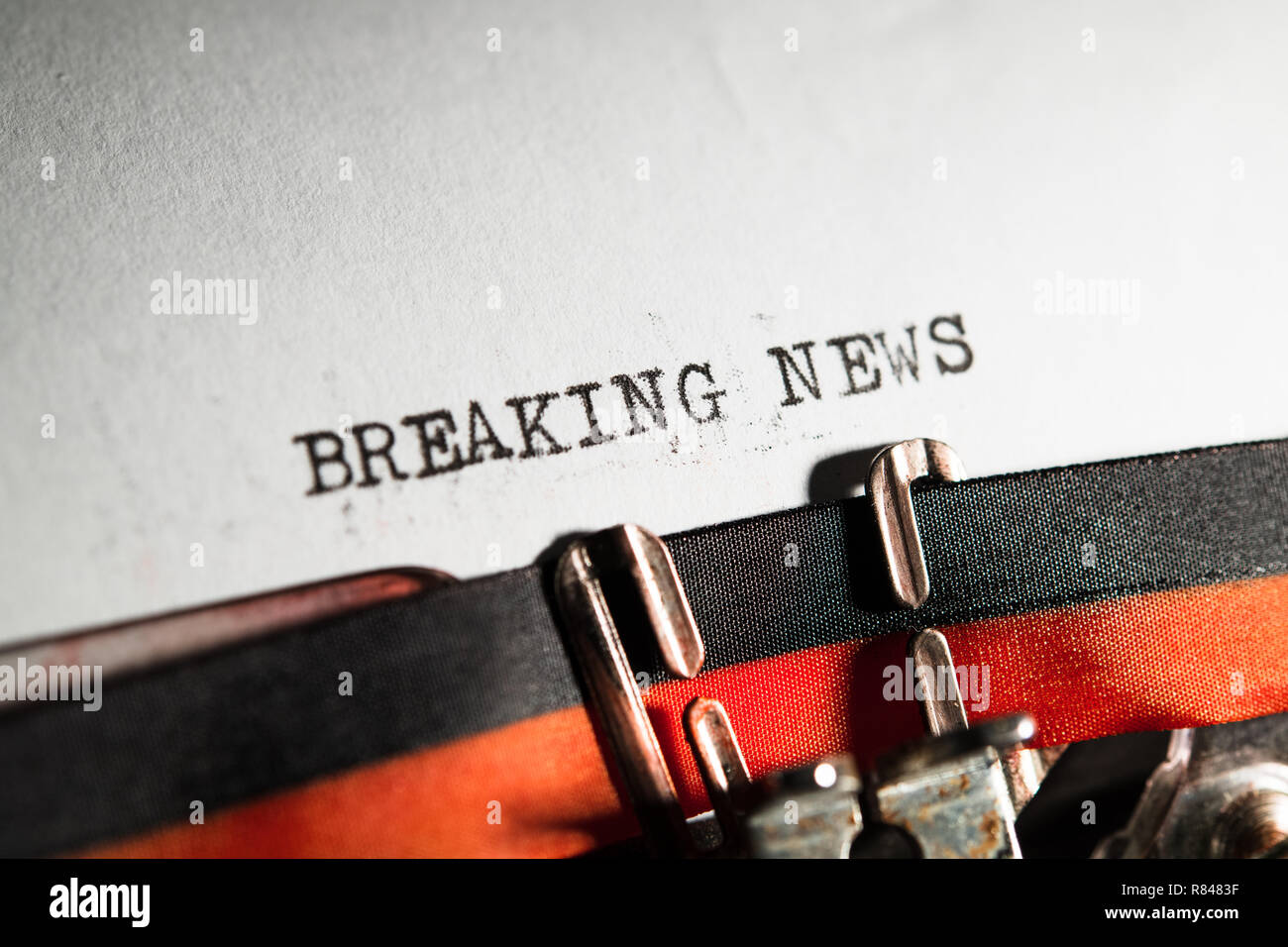 'Breaking news' text on white paper in vintage typewriter classic style detail, newspaper concept Stock Photo