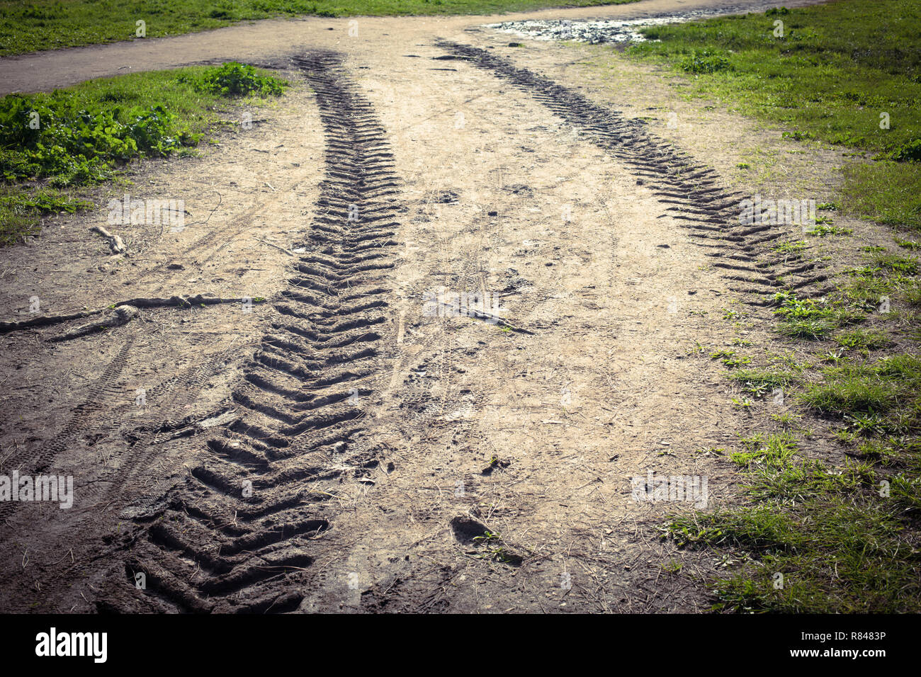 Следы на снегу. Тень человека на снегу. Следы шин на асфальте. Следы на снегу. Следы от телеги.
