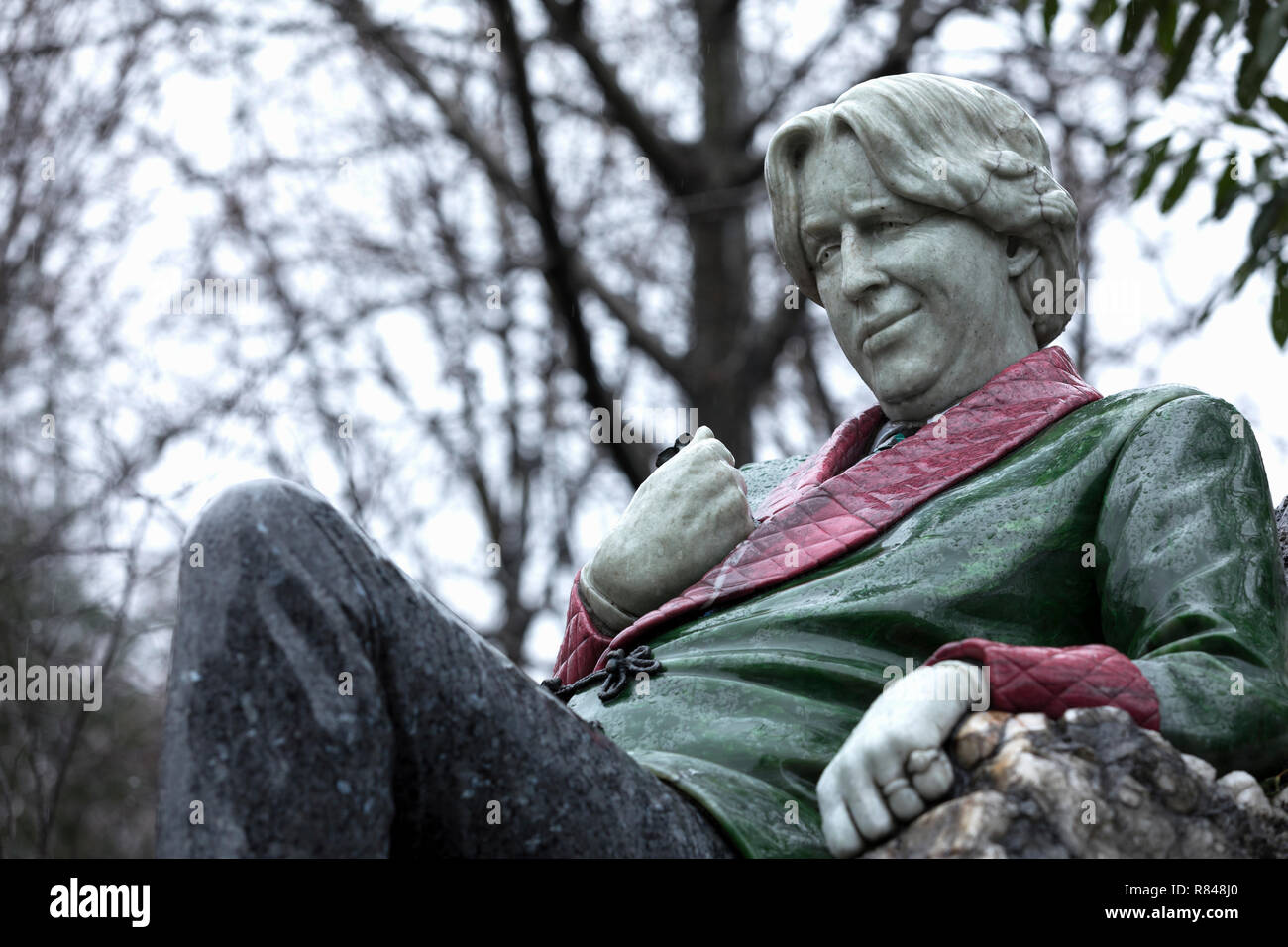 Ireland, Dublin, Merrion Square Park, statue of Oscar Wilde the playwright Stock Photo