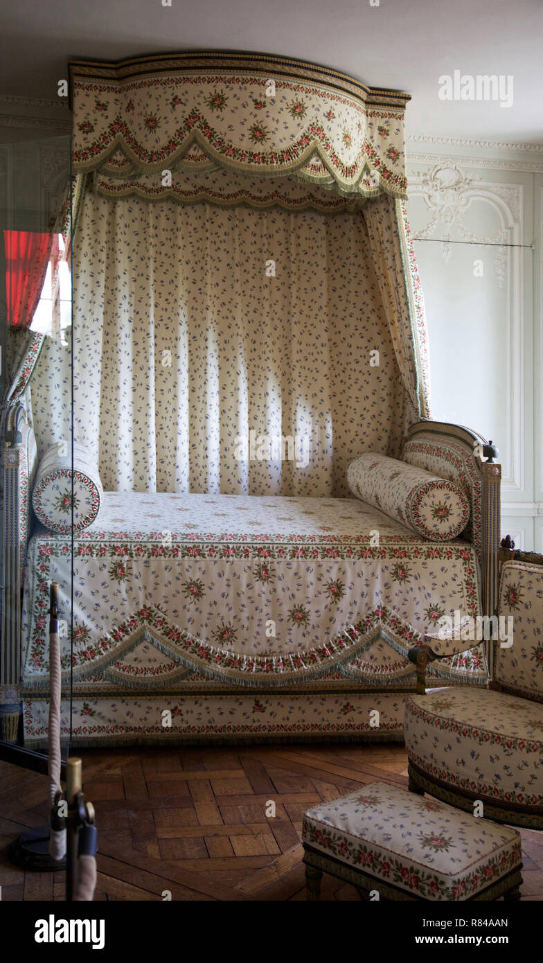 Marie Antoinette bed, Petit Trianon, Versailles Stock Photo - Alamy