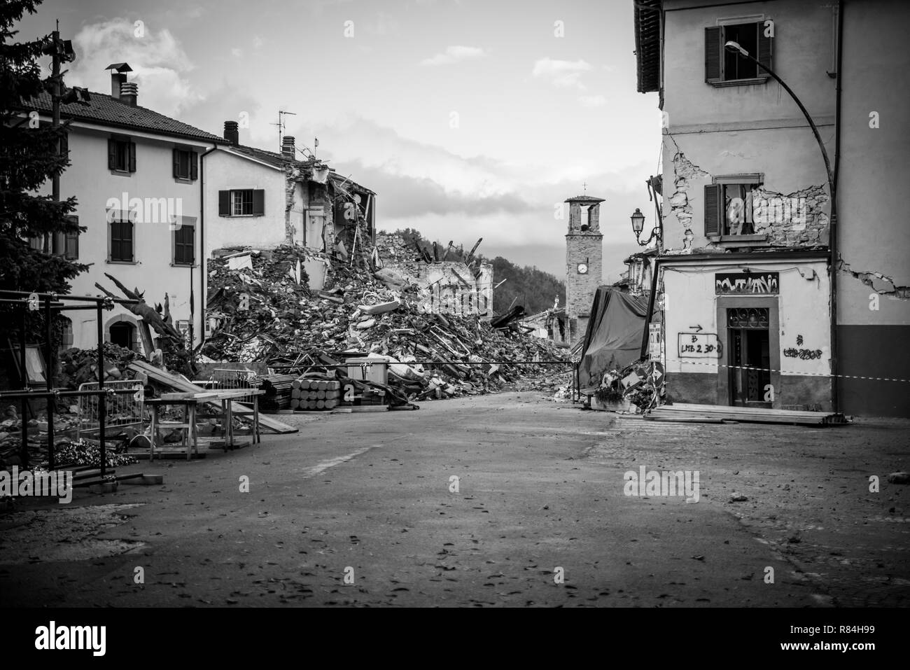 Earthquake rescue collapsed building Black and White Stock Photos