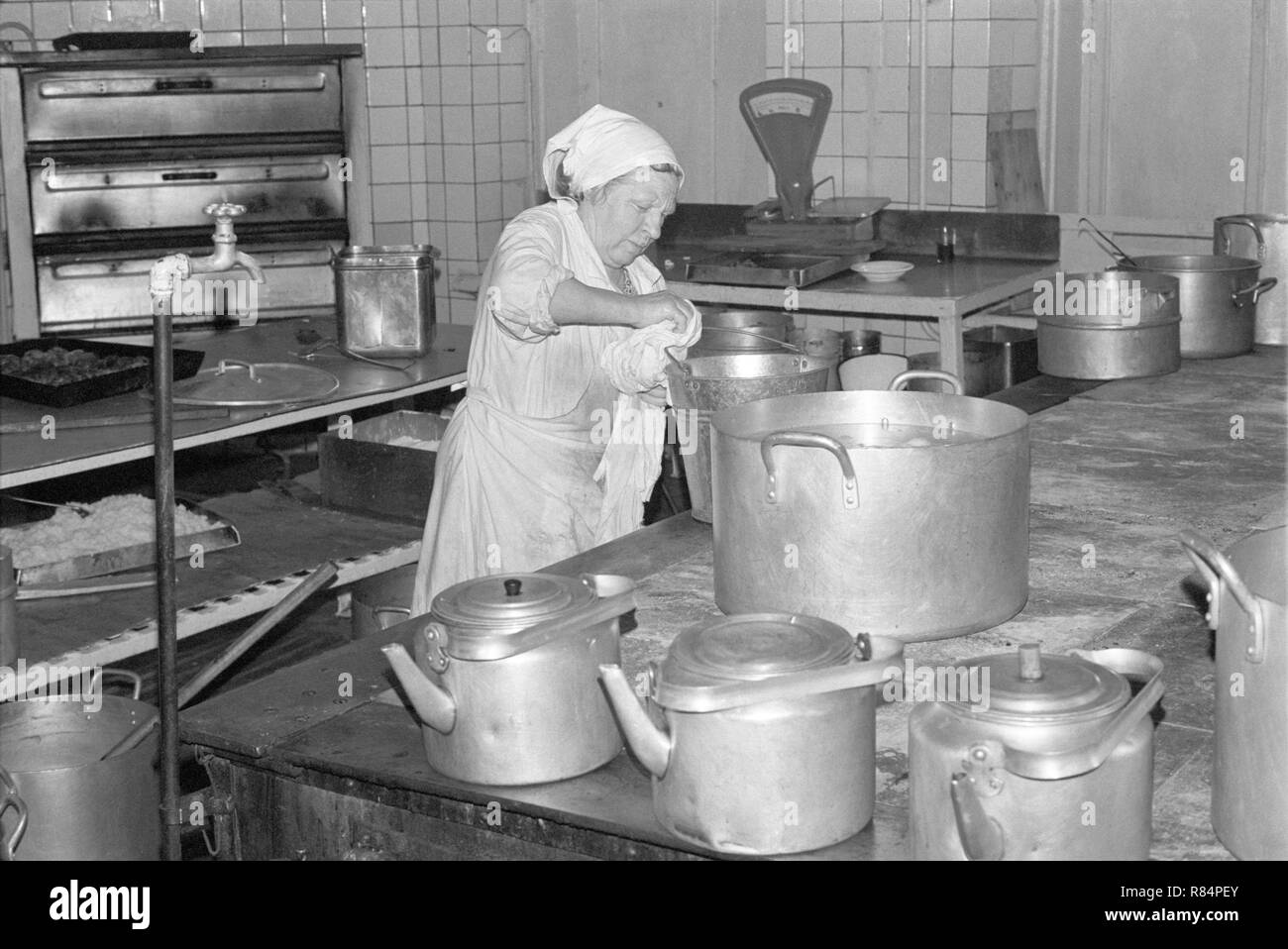 Moscow, USSR - November 23, 1989: Canteen in the Ministry of the Automotive Industry of the USSR. Elderly woman works in the kitchen of the canteen Stock Photo