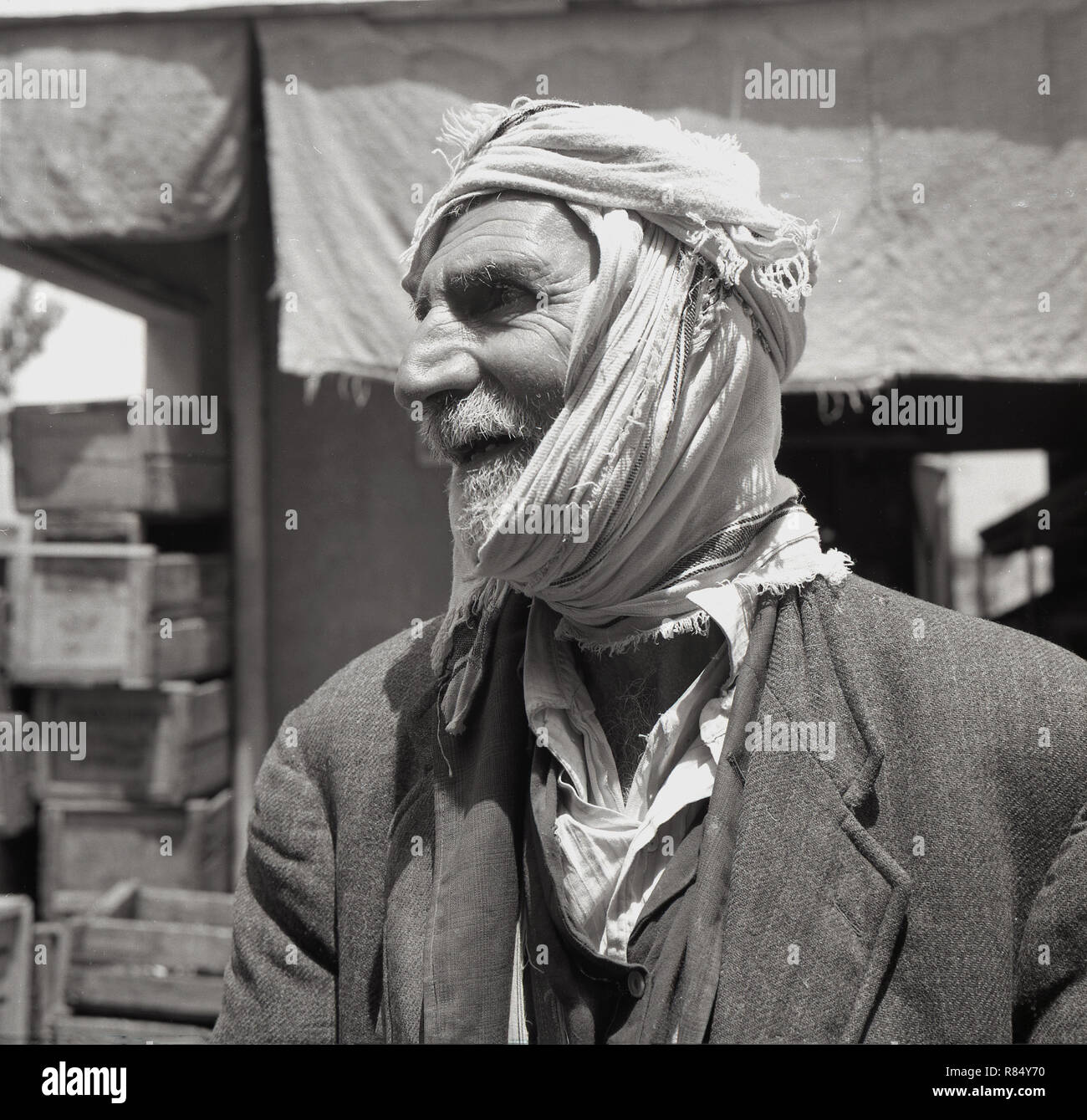1940s, historical, bearded palestinian arab, wearing a cloth scarf around his head and ragged clothes. Palestinians are those people whose ancestors were born in the geographical area pre-1948 known as Palestine or who came from the territory corresponding to what is referred to as 'Mandatory Palestine' and what is now Israel, the West Bank and the Gaza Strip. Stock Photo