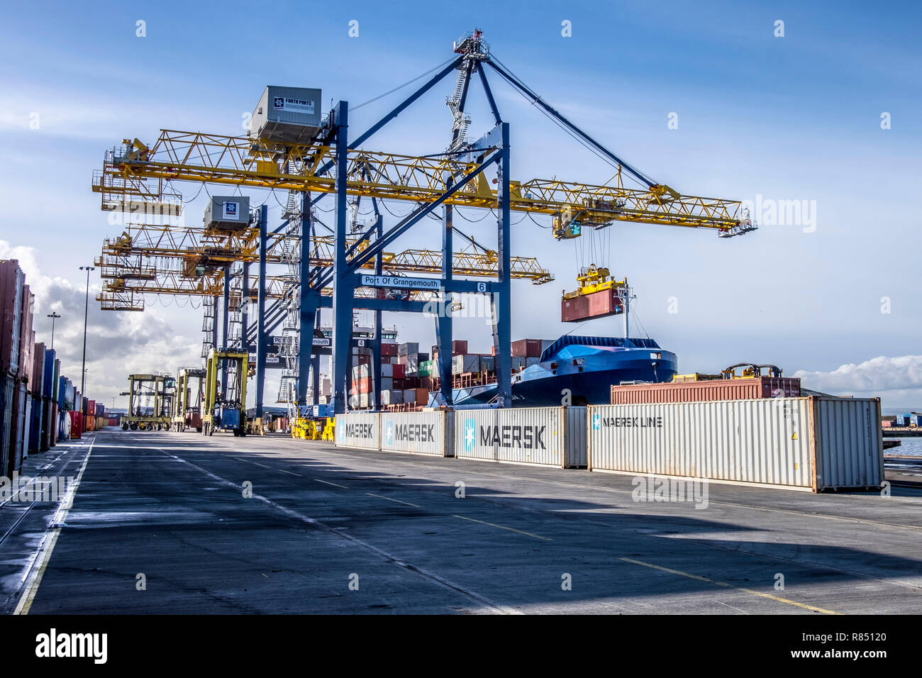 Cranes unloading shipping containers hi-res stock photography and ...