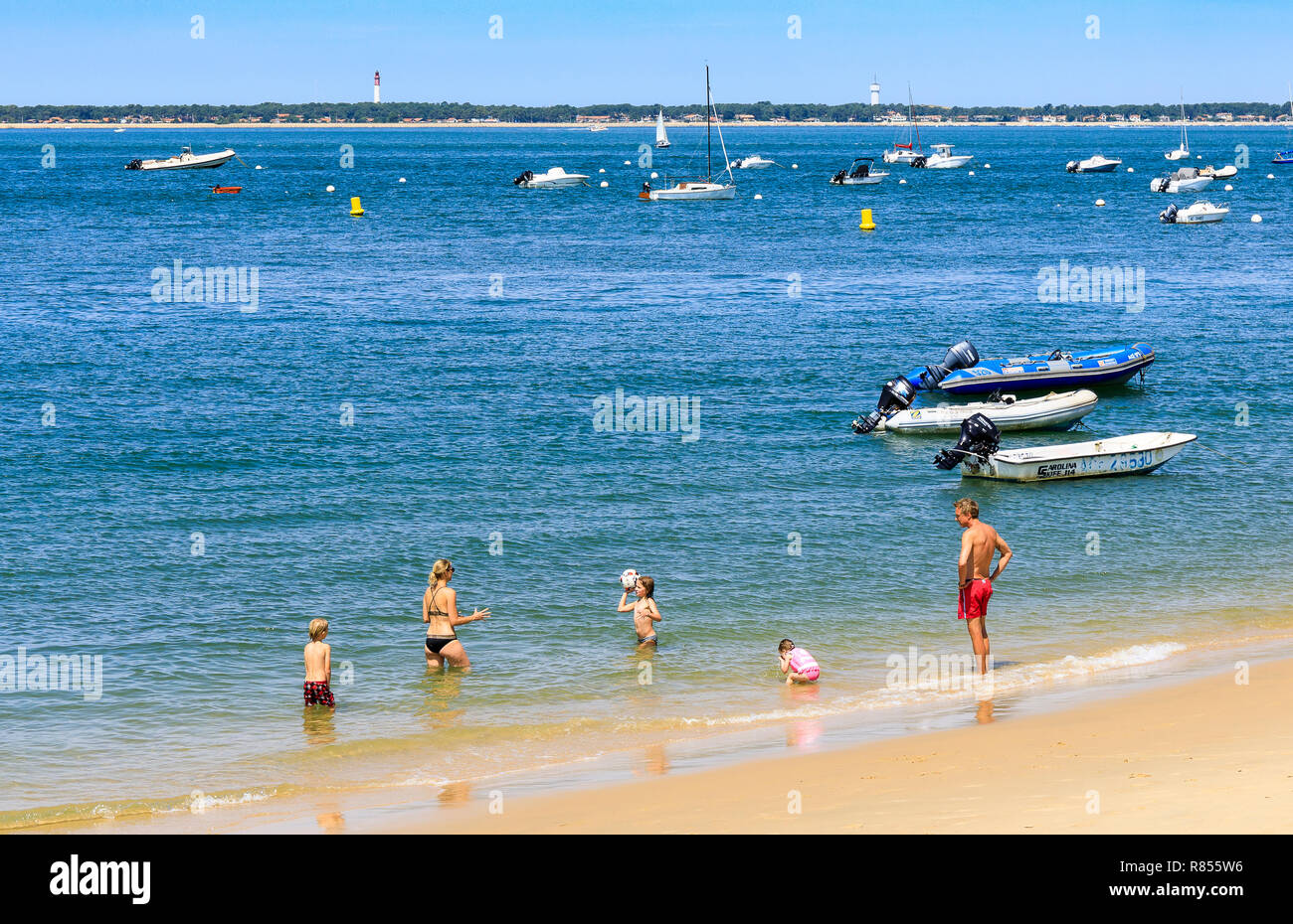 Family sandy beach france hi-res stock photography and images - Alamy