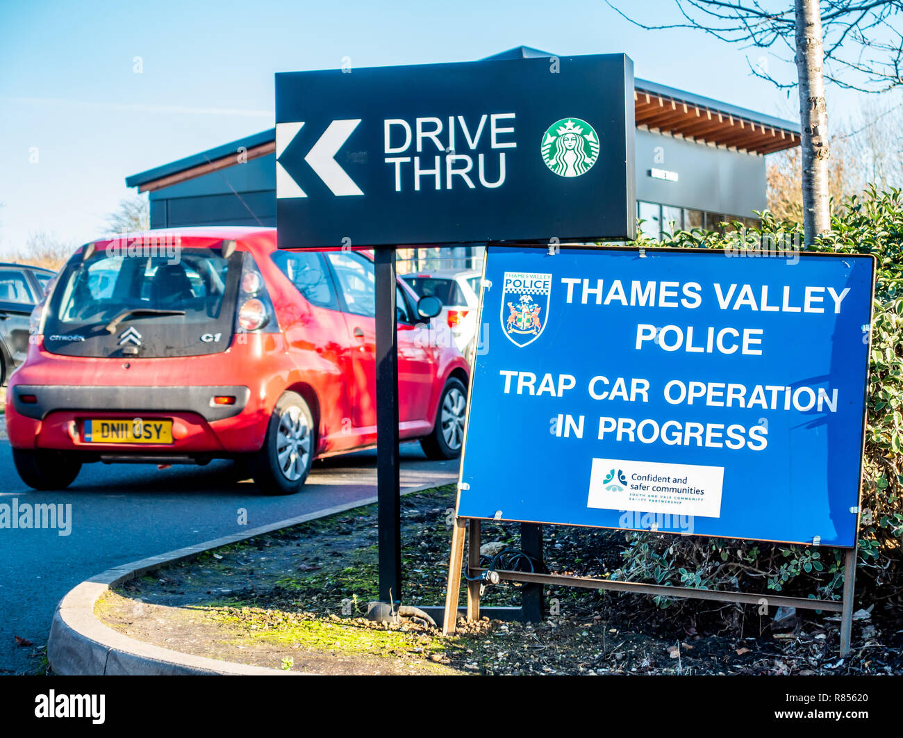 Oxford M40 Motorway Service Station with Trap Car Operation in progress Thames Valley Police Stock Photo