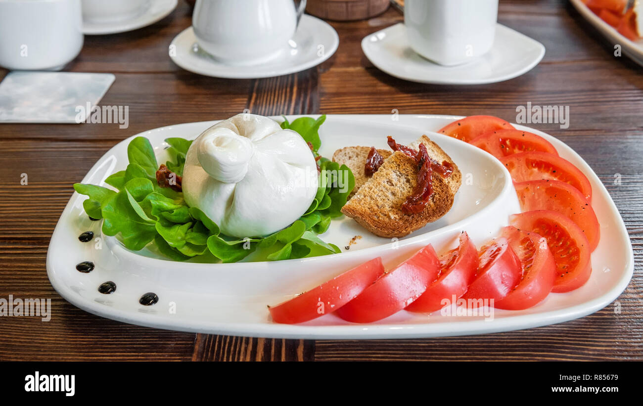 Burato cheese and lettuce for the correction of the weight of the