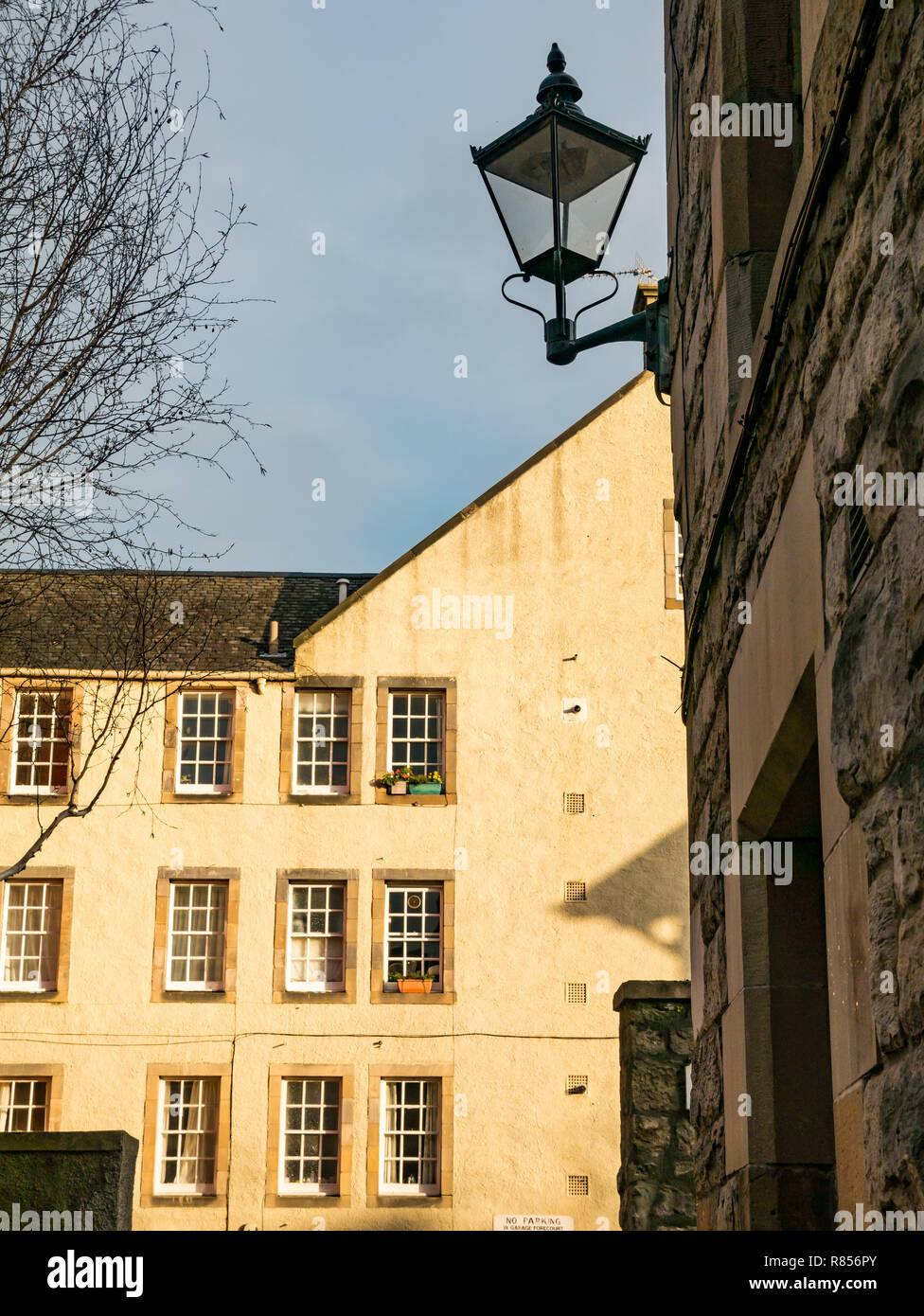 Edinburgh close or alley with old fashioned lamp post and tenement building with sash windows, Edinburgh, Scotland, UK Stock Photo