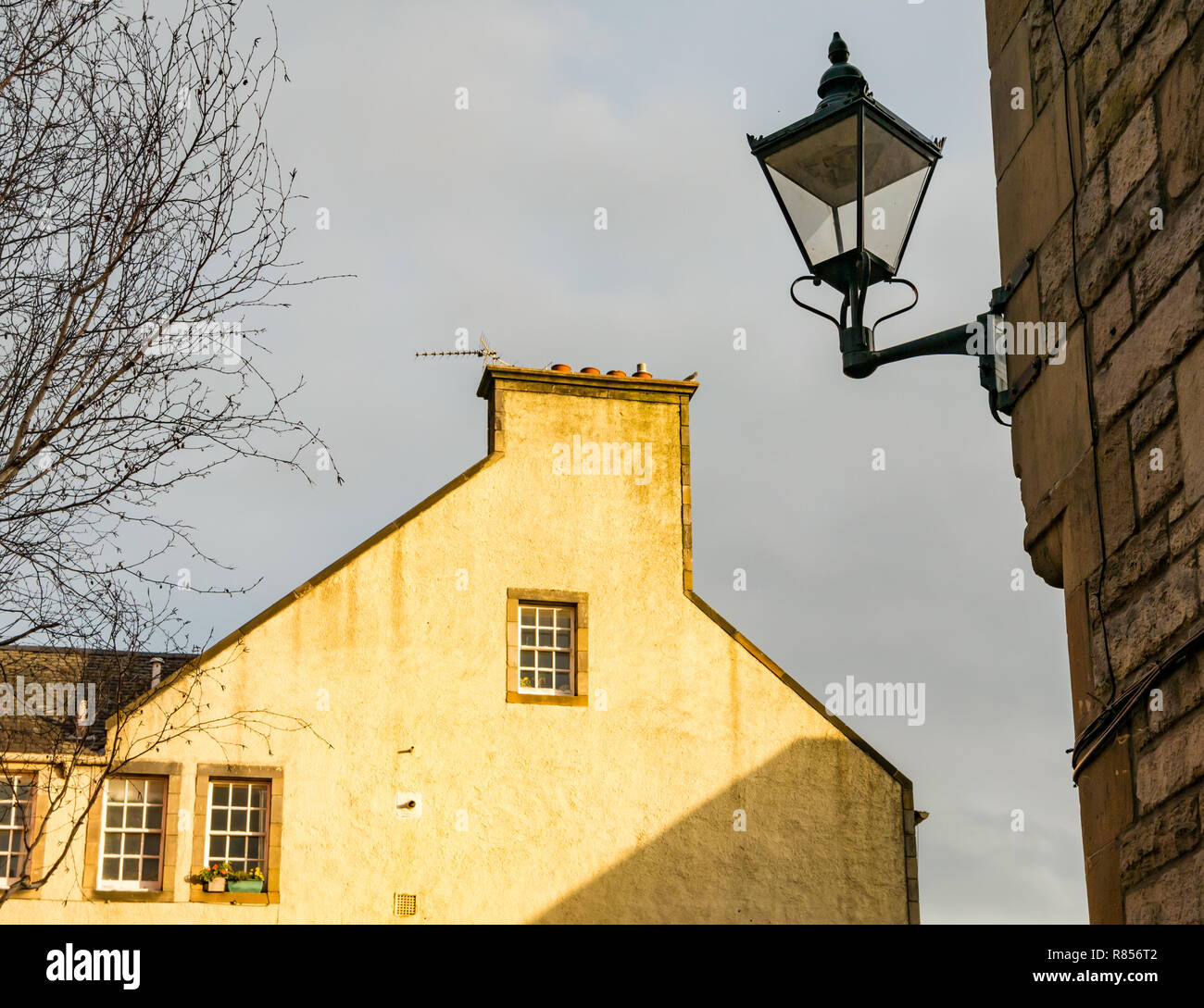 Edinburgh close or alley with old fashioned lamp post and tenement building with sash windows, Edinburgh, Scotland, UK Stock Photo