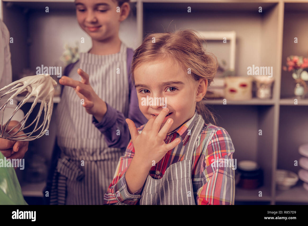 Группа пальчики оближешь. Девочка облизывает палец. Солистка. Повар облизывает пальцы. Девушка облизывает пальчик.