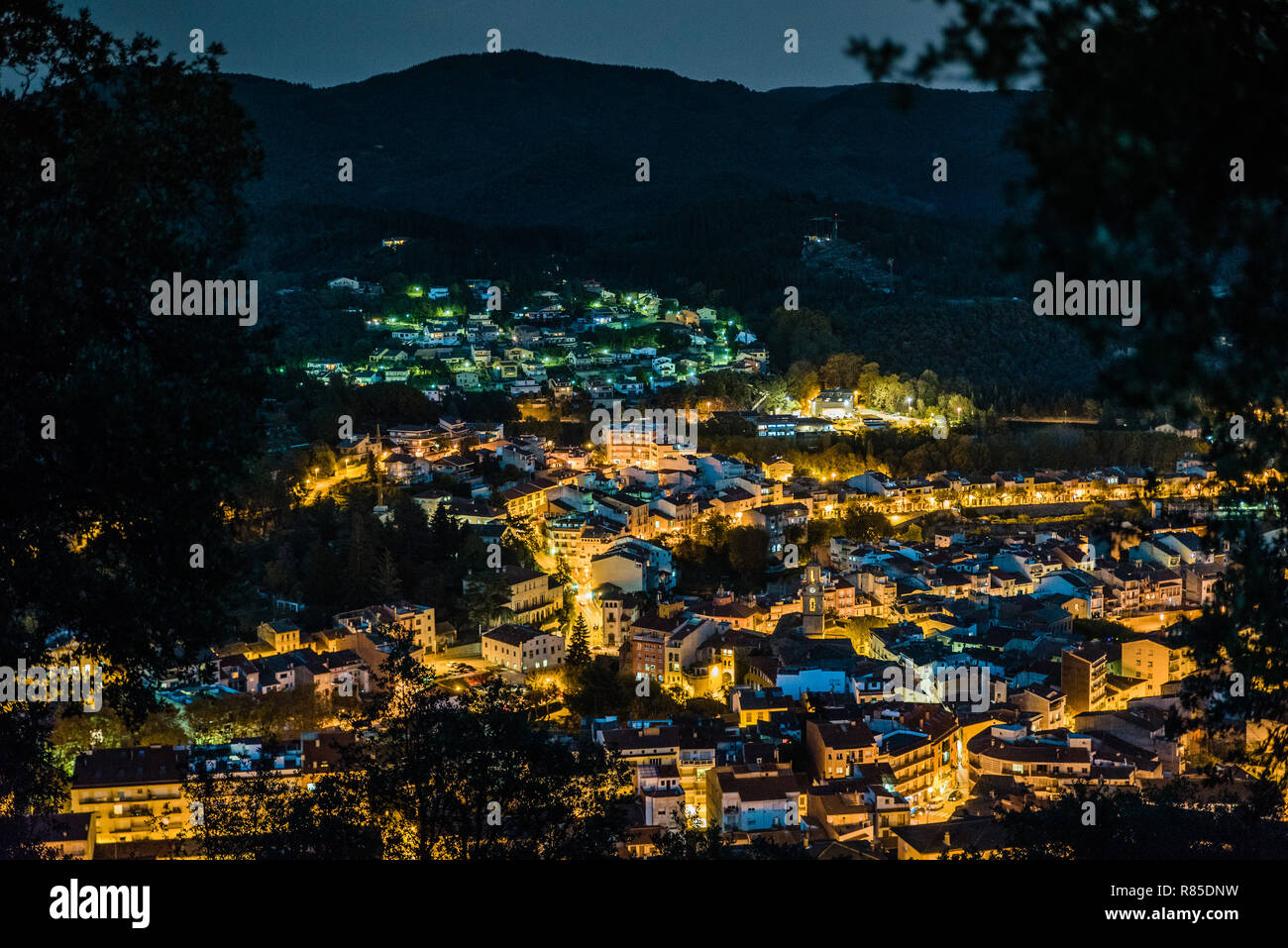 vista nocturna de una población de montaña en Catalunya Stock Photo