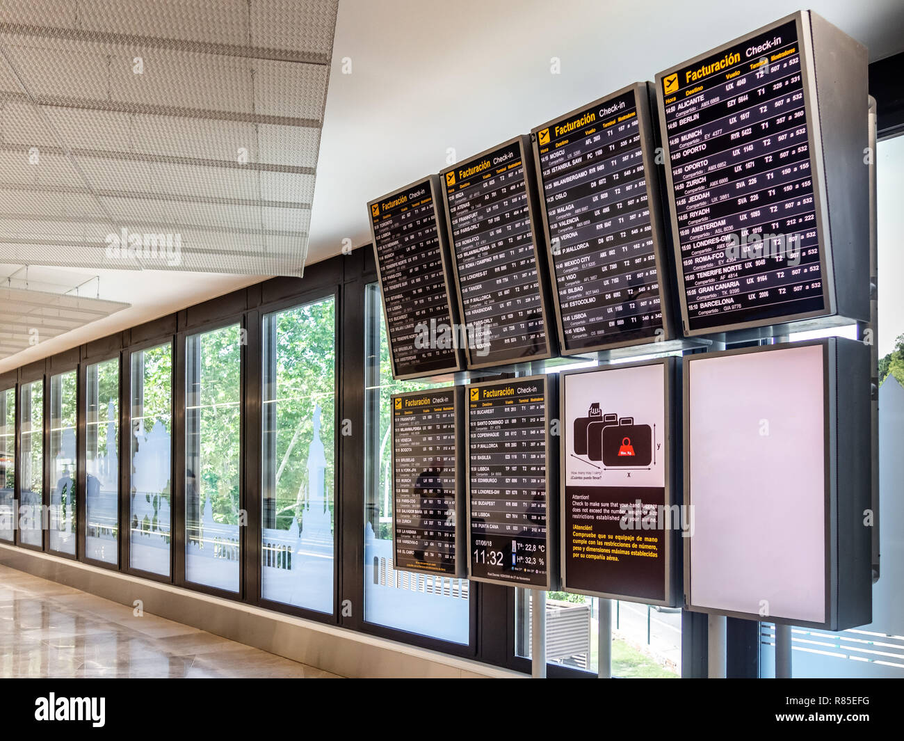 Airport notice board hires stock photography and images Alamy