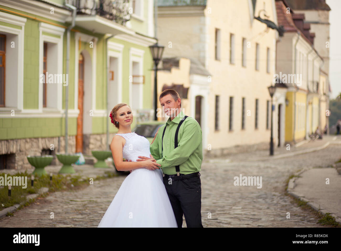 Young Happy wedding couple Stock Photo - Alamy