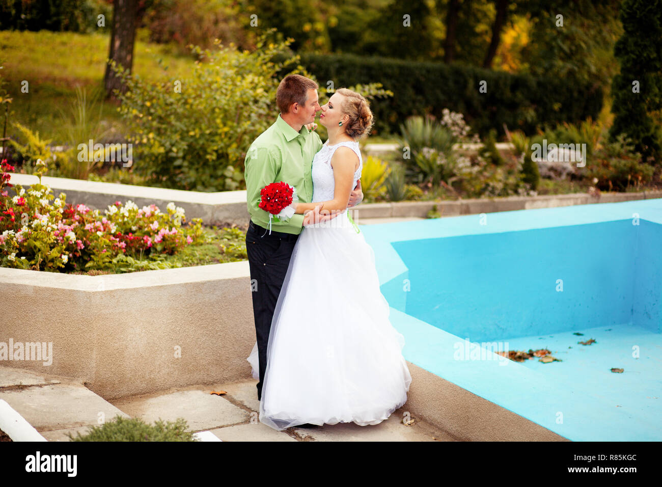 Young Happy wedding couple Stock Photo - Alamy
