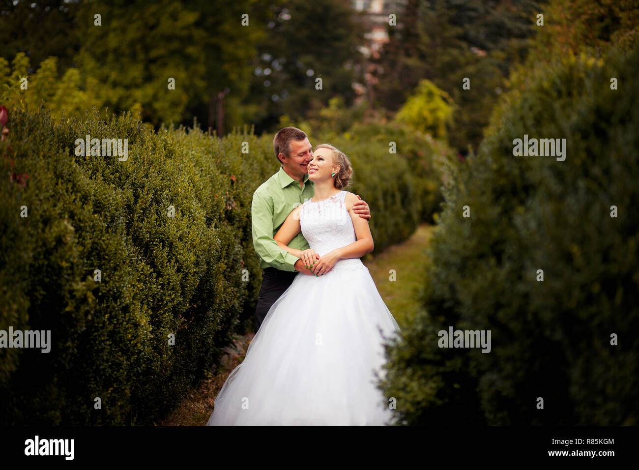 Young Happy wedding couple Stock Photo - Alamy