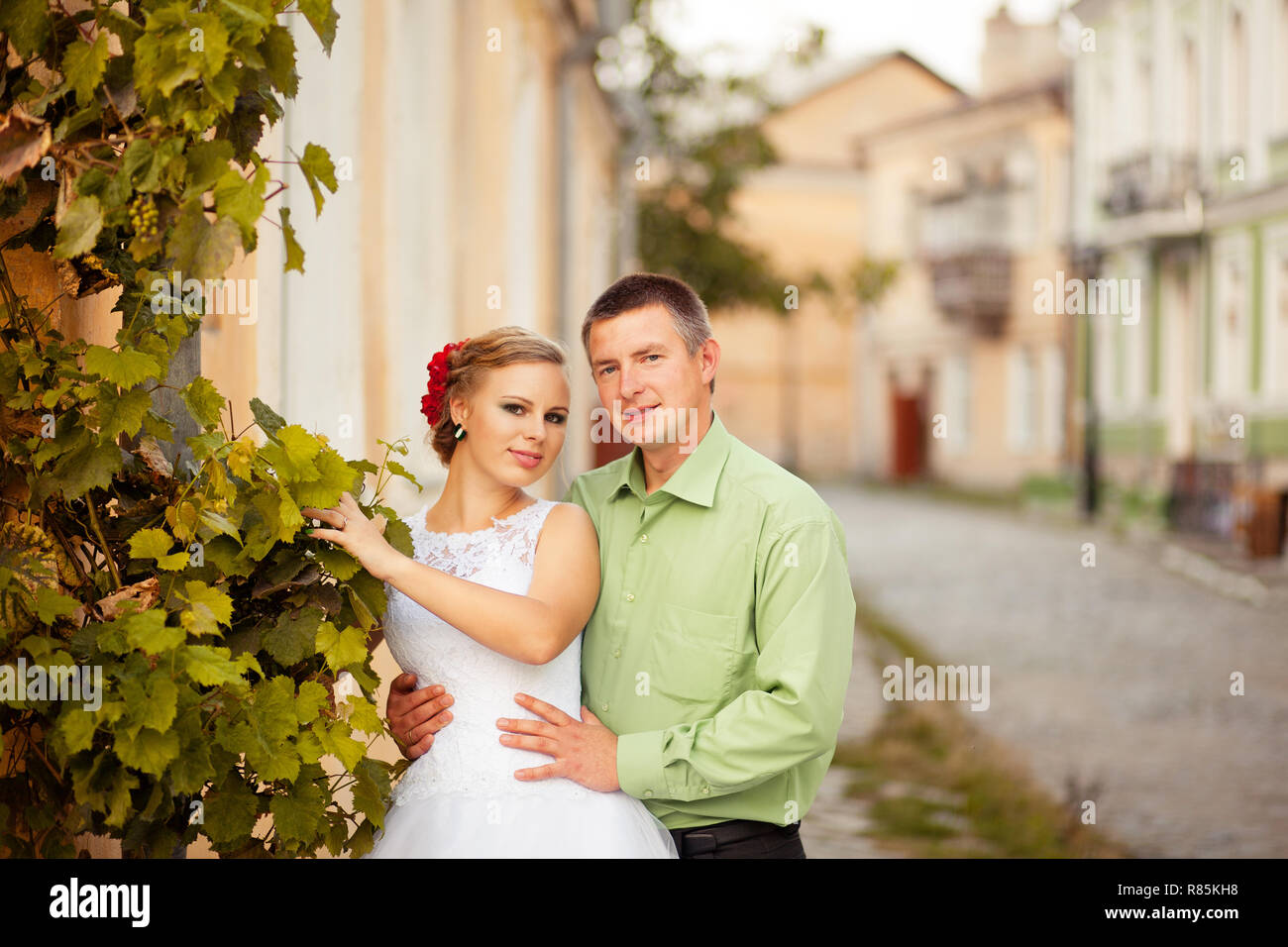 Young Happy wedding couple Stock Photo - Alamy