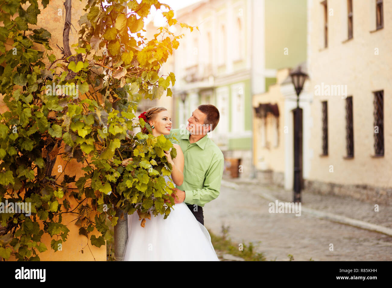 Young Happy wedding couple Stock Photo - Alamy