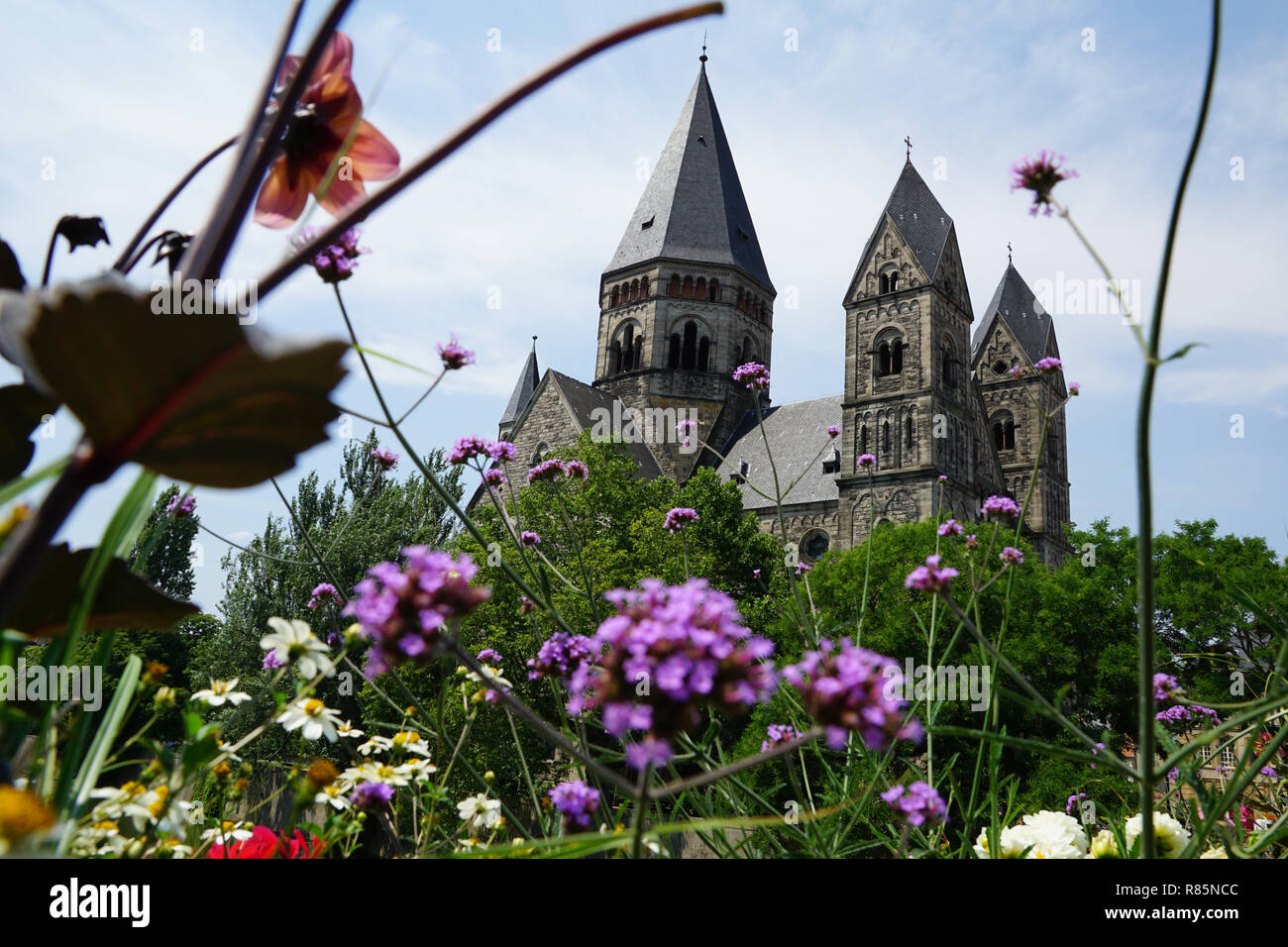 Church Eglise du Temple Neuf with flowers in the foreground, Metz, France Stock Photo