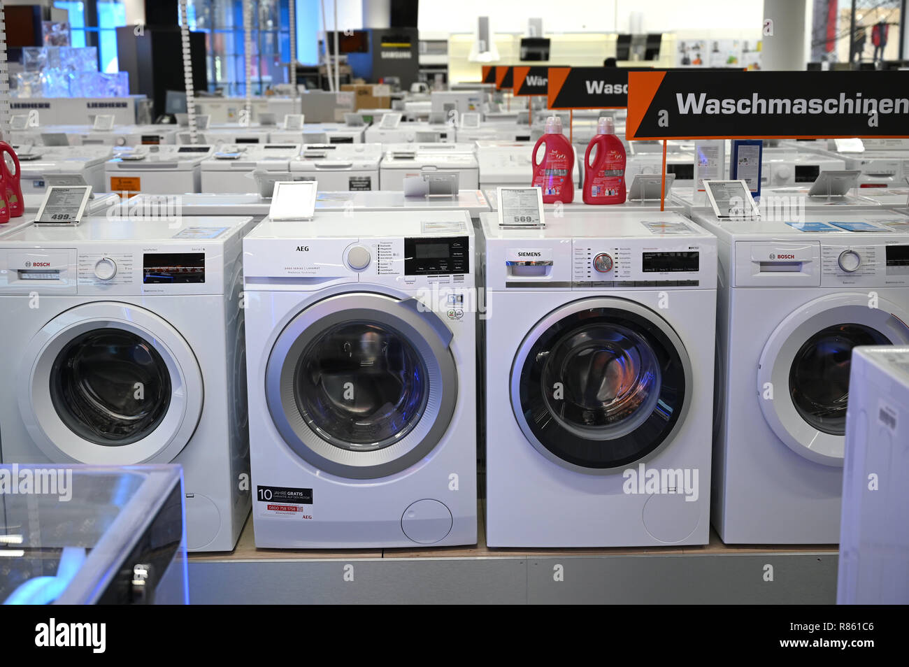 10 December 2018, North Rhine-Westphalia, Köln: Washing machines are  available for viewing in a market of the retail chain "Saturn". Photo:  Henning Kaiser/dpa Stock Photo - Alamy