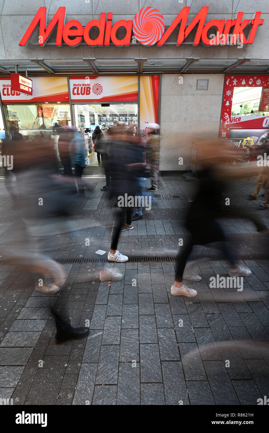 AMSTERDAM, NETHERLANDS - JULY 8, 2017: People walk by Media Markt store in  Amsterdam. Media Markt is the largest consumer electronics store chain in E  Stock Photo - Alamy