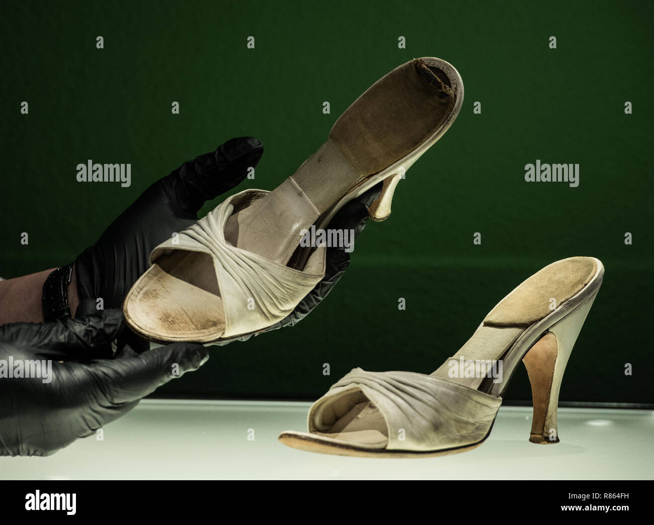 Marilyn monroe with shoes hi-res stock photography and images - Alamy