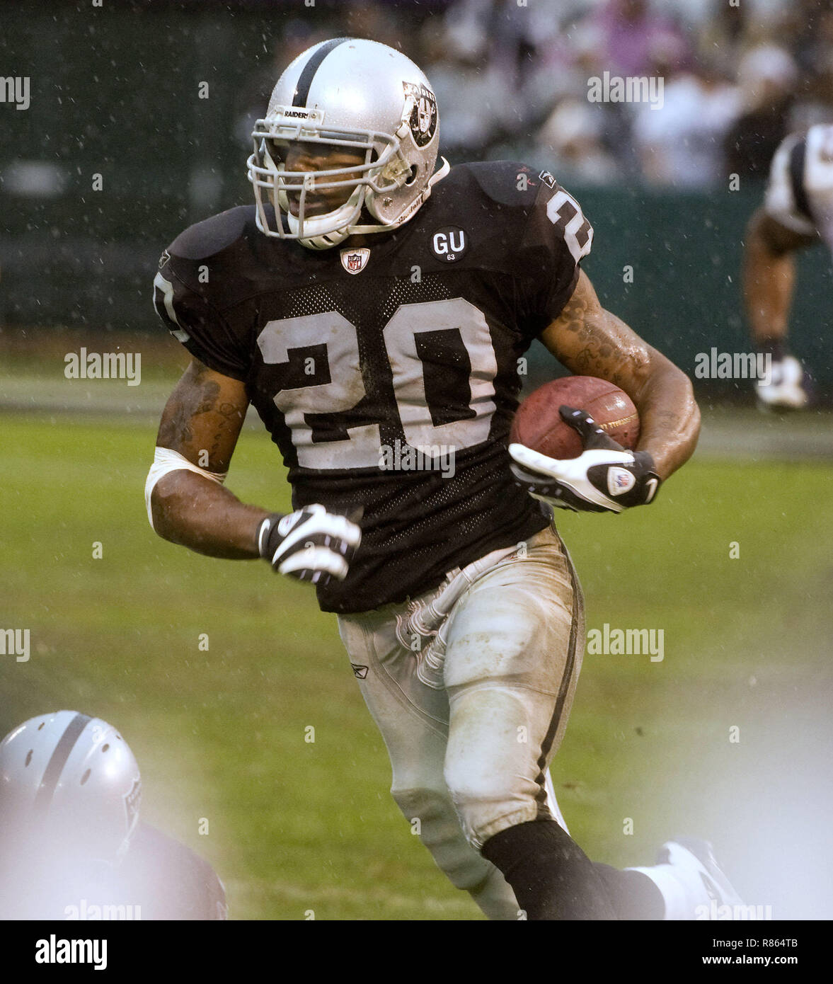 Oakland, California, USA. 14th Dec, 2008. Oakland Raiders running back Darren  McFadden #20 get free with the ball on Sunday, December 14, 2008, at Oakland-Alameda  County Coliseum in Oakland, California. The Patriots