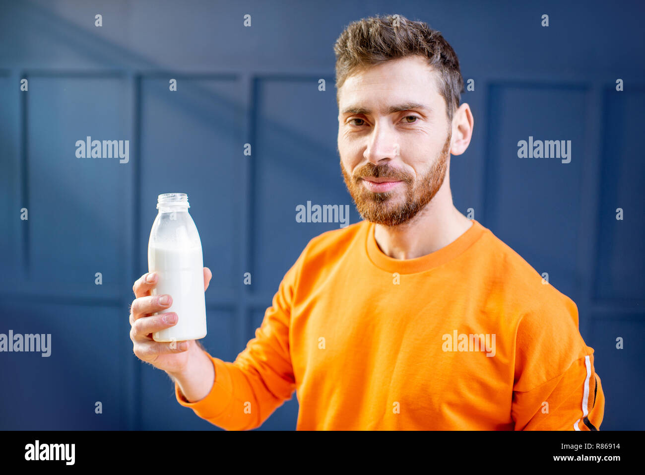 мужская молочка. человек с молоком.